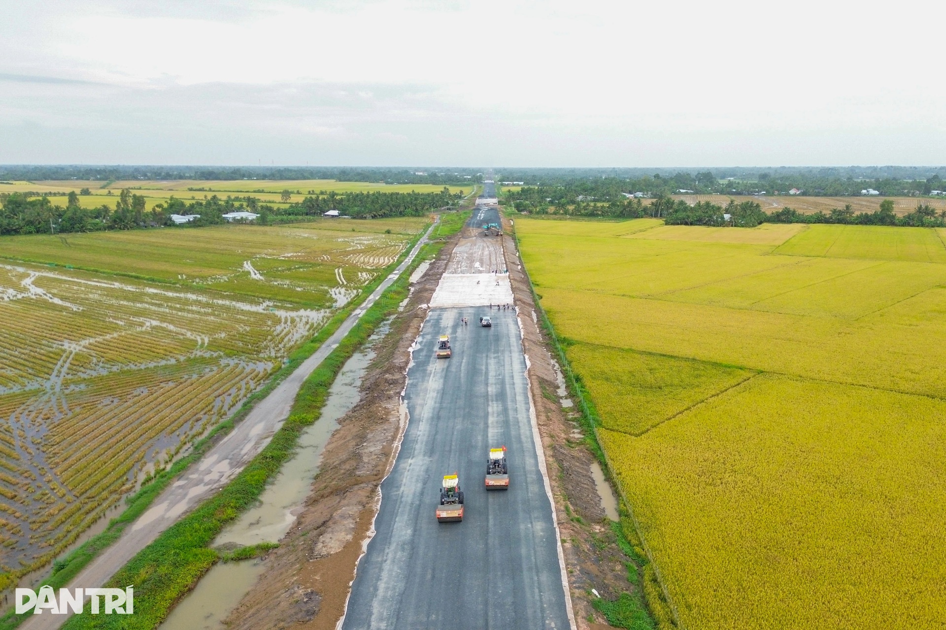 Hàng nghìn công nhân đội mưa chạy đua hoàn thành 110km cao tốc ở miền Tây - 10 Hàng nghìn công nhân đội mưa chạy đua hoàn thành 110km cao tốc ở miền Tây - 10
