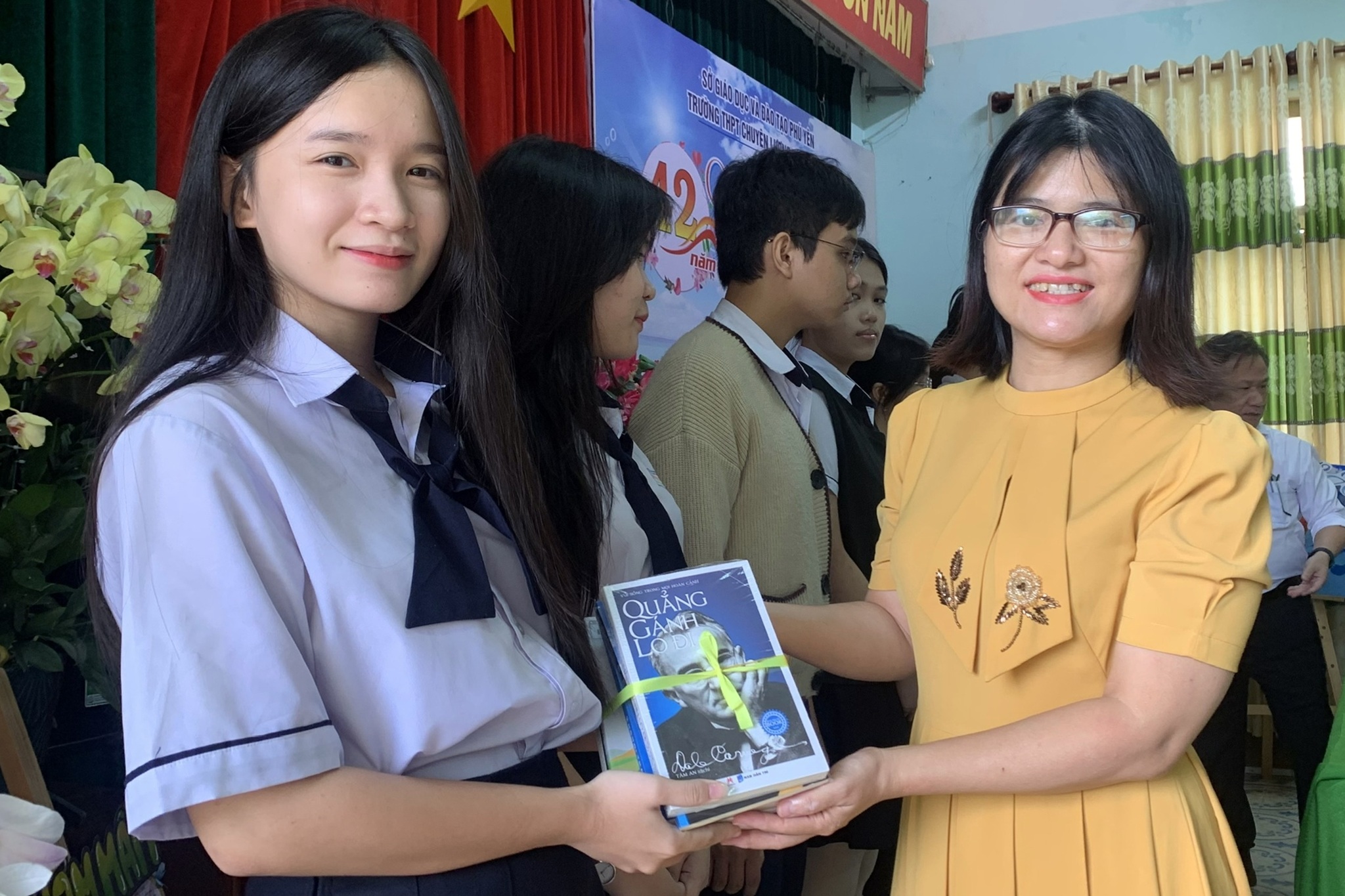 Lehrer tun am 20. November seltsame Dinge, die viele Schüler emotional berühren - 2 Thầy cô làm chuyện lạ dịp 20/11 khiến nhiều học sinh xúc động - 2