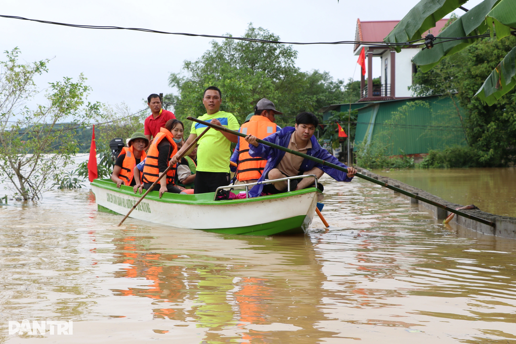 Đêm kinh hoàng chạy lũ: Nhà trên cao hỗ trợ nhà dưới thấp - 6 Đêm kinh hoàng chạy lũ: Nhà trên cao hỗ trợ nhà dưới thấp - 6