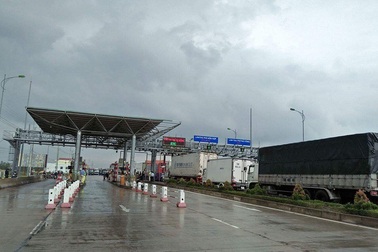 Quảng Bình: Dân bức xúc vây trạm thu phí, Quốc lộ 1A ùn tắc nghiêm trọng