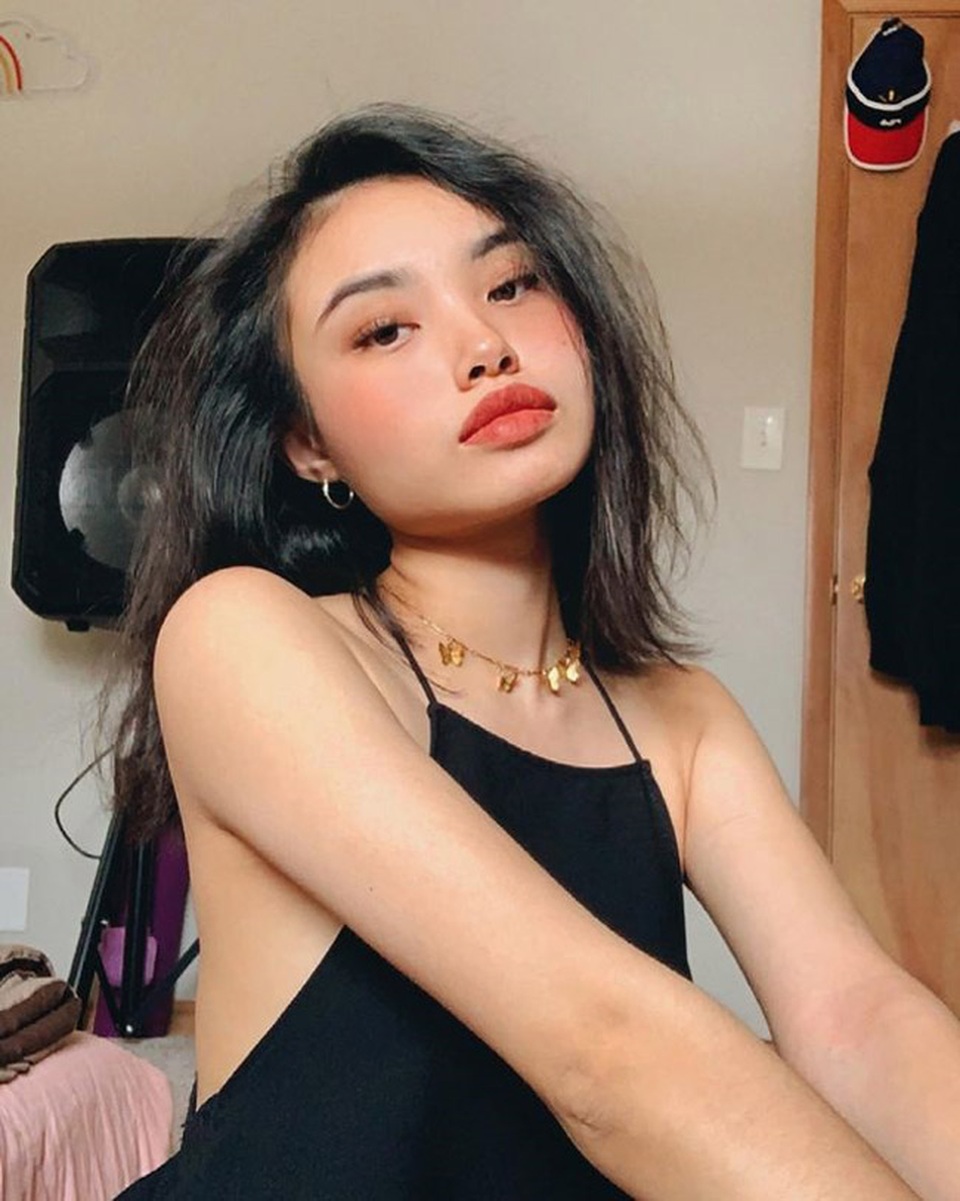 Dung nhan nóng bỏng của cô gái chuyên quay vlog trong ô tô - 8 Dung nhan nóng bỏng của cô gái chuyên quay vlog trong ô tô - 8