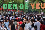 Thời tiết tuyệt đẹp, phố đi bộ quanh Hồ Gươm đông kín khách