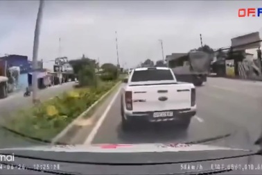 Tài xế bán tải nhất quyết không nhường đường cho xe cấp cứu