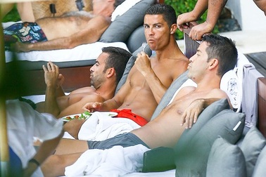Sơn móng chân màu đen, C.Ronaldo bị nghi ngờ giới tính