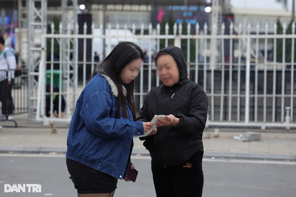 Giá vé Anh trai say hi tăng gấp ba trước vài tiếng diễn ra concert - 1