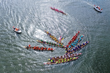 Nghẹt thở cảnh đua ghe truyền thống trên Sông Hương