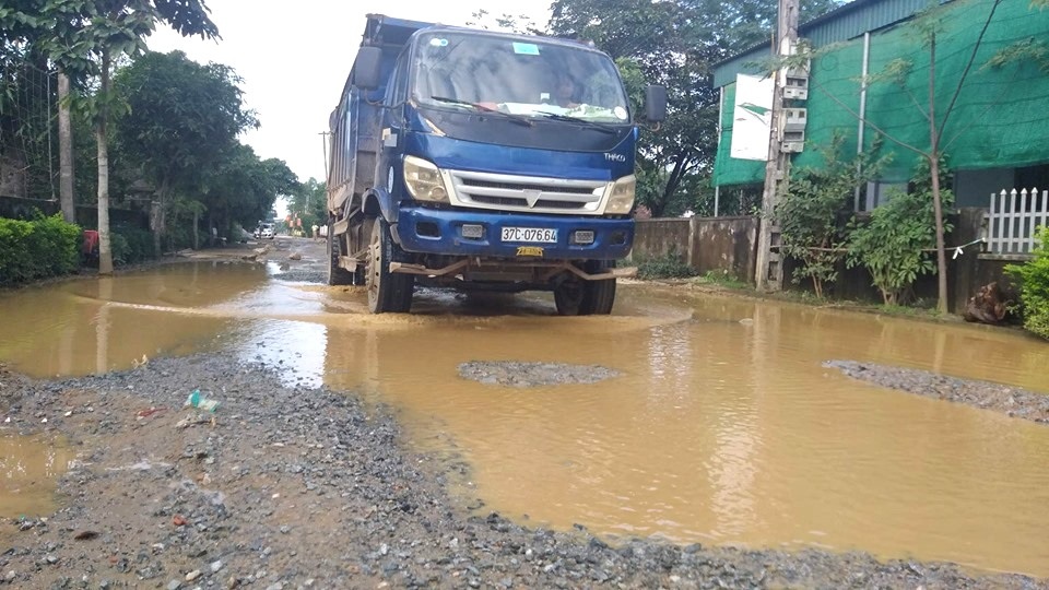 Con đường “đau khổ” tại huyện nông thôn mới đầu tiên của tỉnh Hà Tĩnh - 1 Con đường “đau khổ” tại huyện nông thôn mới đầu tiên của tỉnh Hà Tĩnh - 1