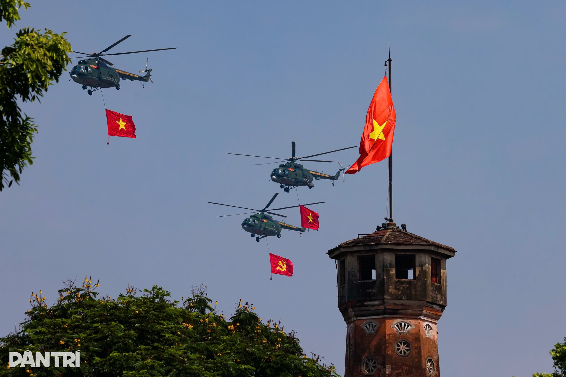 Hình ảnh 10 trực thăng Không quân Việt Nam kéo cờ trên Quảng trường Ba Đình - 9 Hình ảnh 10 trực thăng Không quân Việt Nam kéo cờ trên Quảng trường Ba Đình - 9