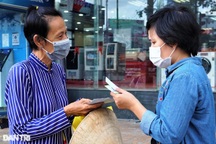 Người bán vé số "mừng phát khóc" khi xổ số quay thưởng trở lại