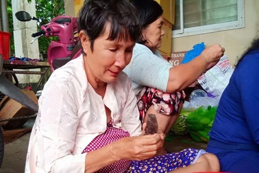 Vừa bán vé số vừa “thổi lửa” nấu cơm cho người dân chạy lũ