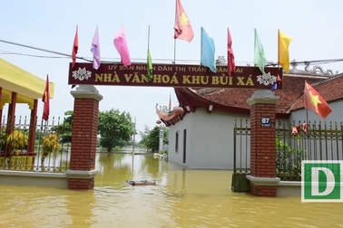 Người dân Hà Nội ăn ngủ trên thuyền sống chung với lũ