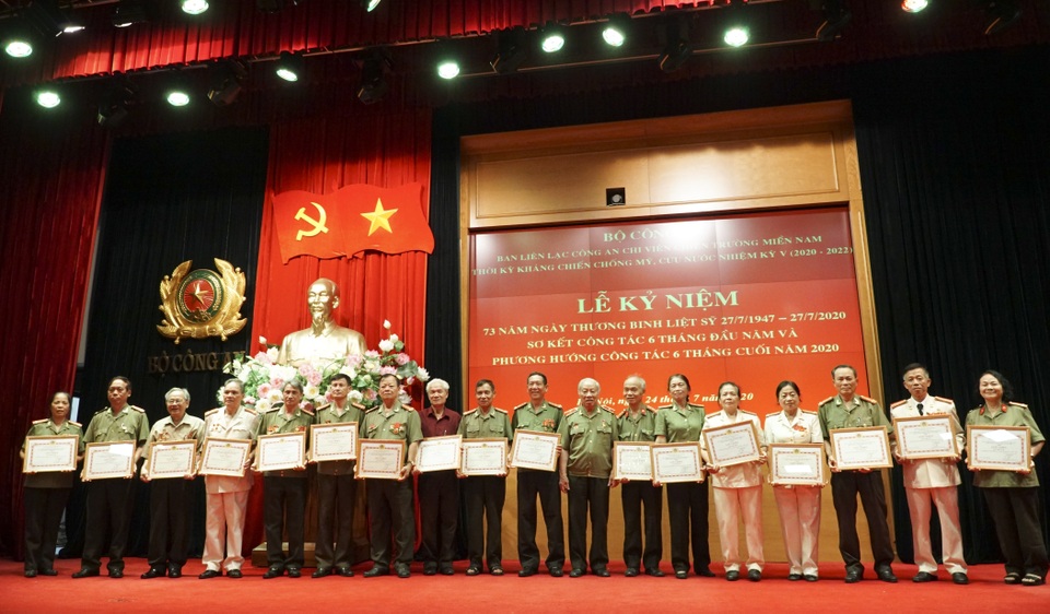 Tô đẹp thêm hình ảnh người cán bộ công an chi viện miền nam - 2 Tô đẹp thêm hình ảnh người cán bộ công an chi viện miền nam - 2