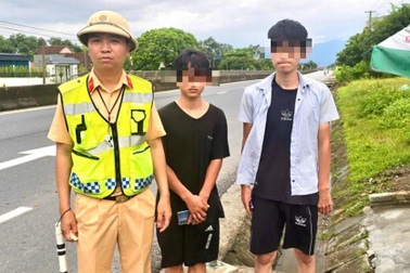 Hai người Trung Quốc mệt lả trên quốc lộ, khai bị lừa để sang nước thứ 3