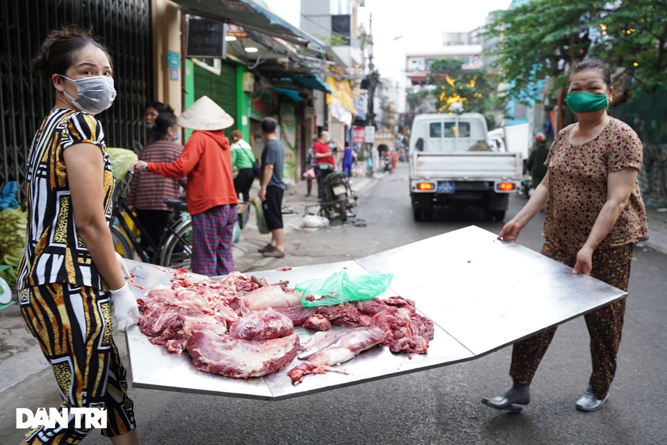 Tiểu thương chợ cóc chạy tán loạn khi lực lượng chức năng đi kiểm tra xử lý - 2 Tiểu thương chợ cóc chạy tán loạn khi lực lượng chức năng đi kiểm tra xử lý - 2