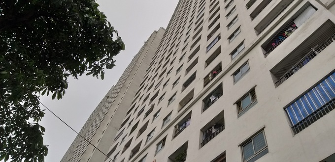 Hà Nội: Cháy căn hộ tại tầng 32 chung cư Linh Đàm, hàng nghìn người hốt hoảng ôm con nhỏ chạy bộ xuống sân - Ảnh 8. Hà Nội: Cháy căn hộ tại tầng 32 chung cư Linh Đàm, hàng nghìn người hốt hoảng ôm con nhỏ chạy bộ xuống sân - Ảnh 8.