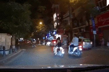 Clip “thanh niên đi xe máy tung chân đạp 2 cô gái” gây phẫn nộ tuần qua