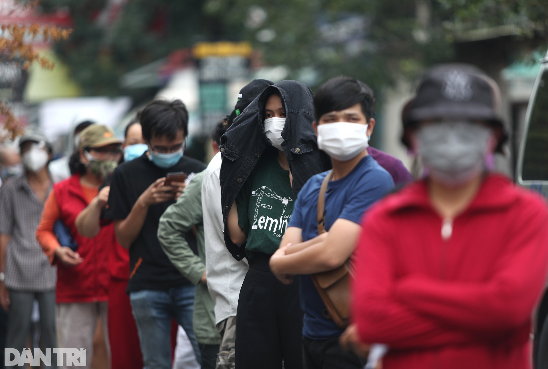 Người dân Sài Gòn lót dép, đội nắng nhiều giờ liền để giữ chỗ vào siêu thị - 3 Người dân Sài Gòn lót dép, đội nắng nhiều giờ liền để giữ chỗ vào siêu thị - 3