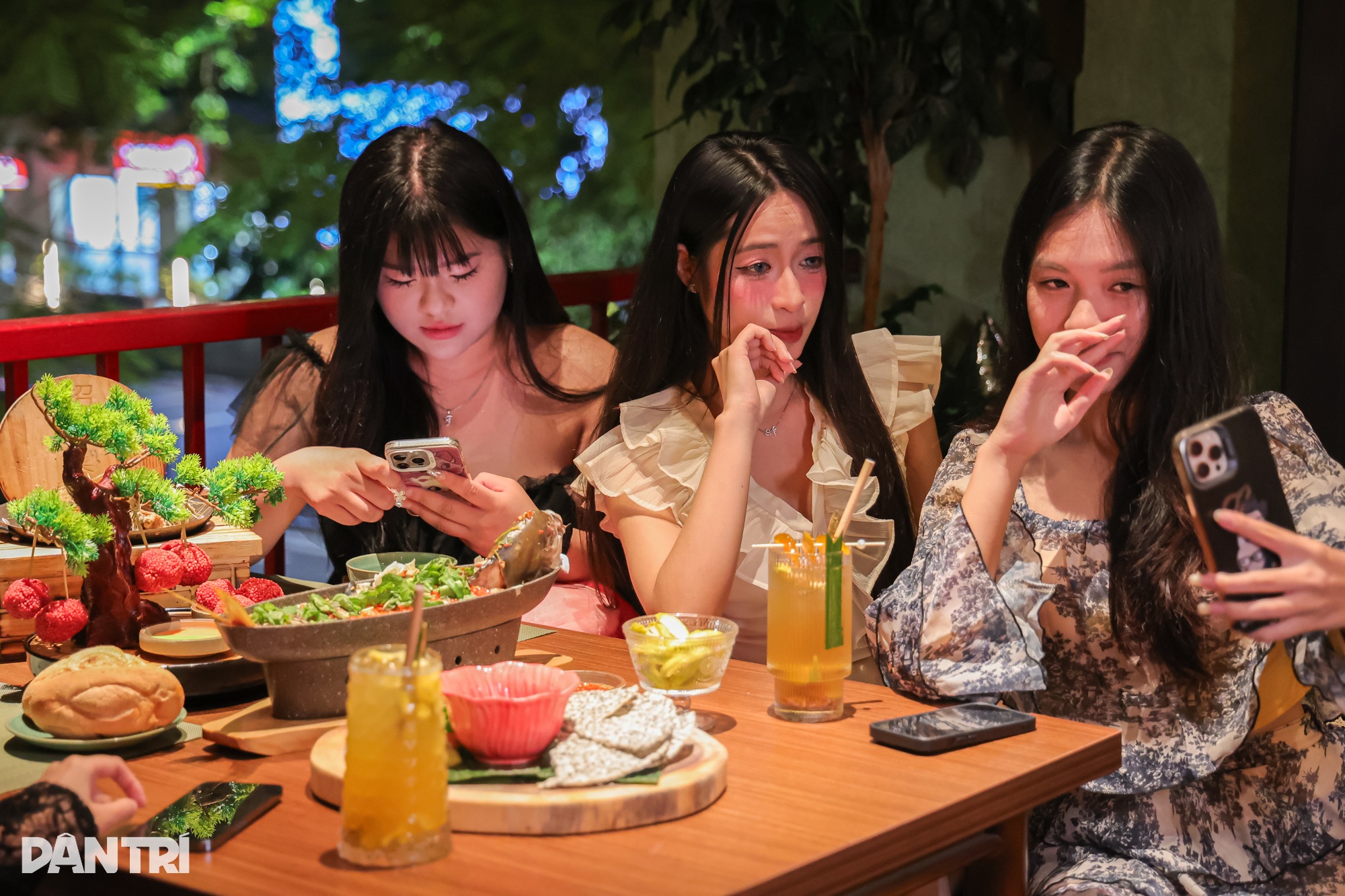 Quán ở Hà Nội mang cả cây vải lên bàn ăn, khách rần rần check-in - 7 Quán ở Hà Nội mang cả cây vải lên bàn ăn, khách rần rần check-in - 7