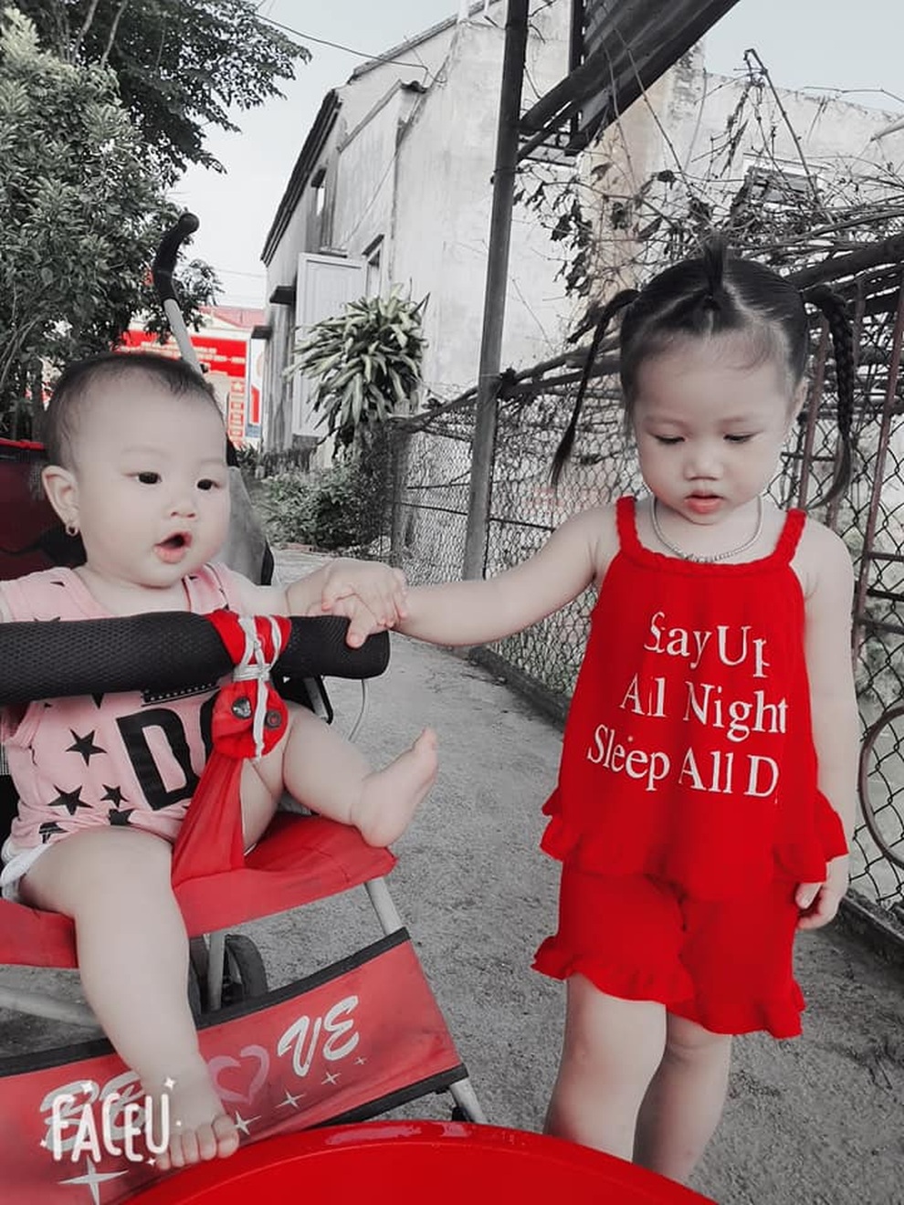 Xúc động khoảnh khắc 2 bé gái F0 vui chơi trong khu điều trị Covid-19 - 6 Xúc động khoảnh khắc 2 bé gái F0 vui chơi trong khu điều trị Covid-19 - 6