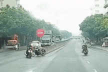 Xi-nhan phải nhưng tạt trái, xe con bị đâm trong tình huống gây tranh cãi