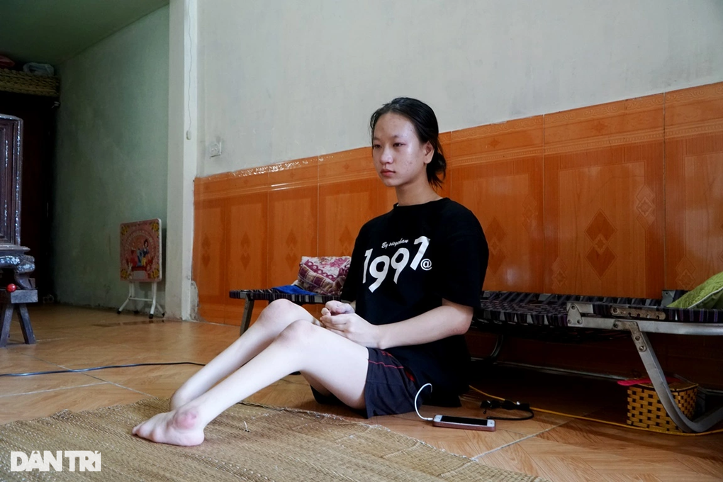 Nữ sinh gần 10 năm đến trường trên đôi chân của mẹ - 1 Nữ sinh gần 10 năm đến trường trên đôi chân của mẹ - 1