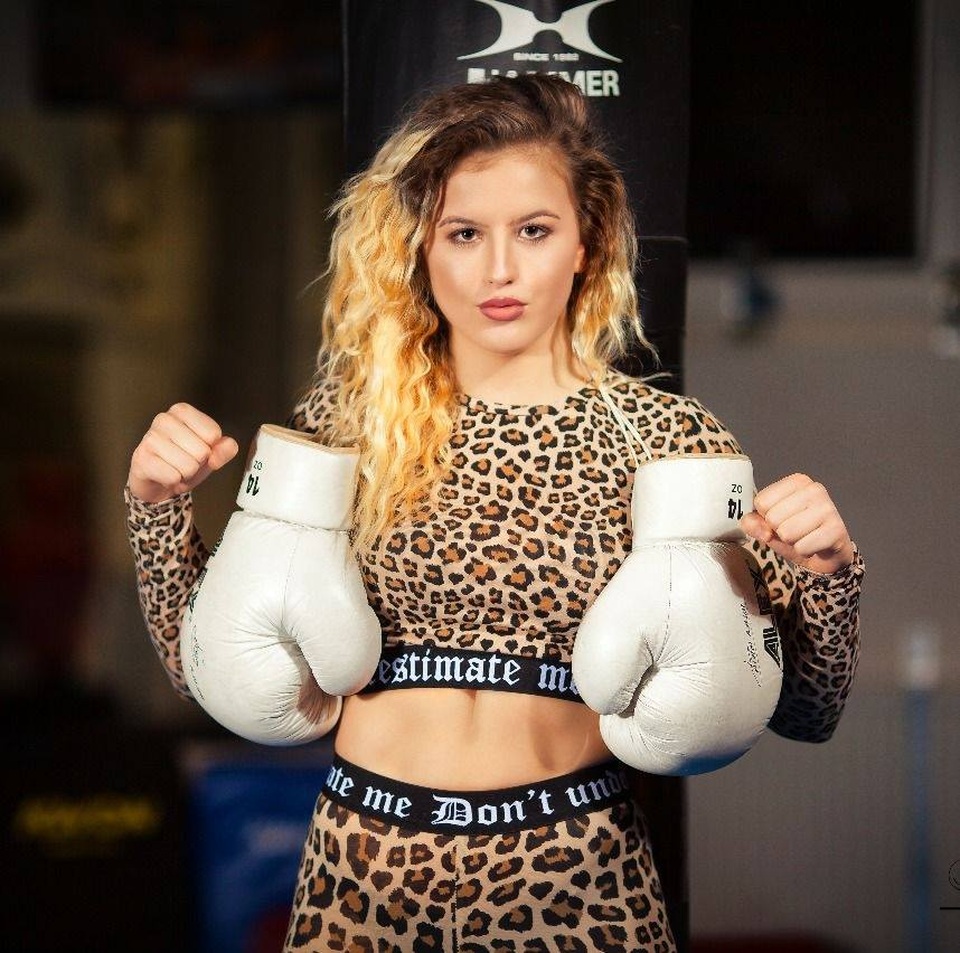 Gương mặt xinh xắn của nữ võ sĩ bị biến dạng xấu thê thảm - 3 Gương mặt xinh xắn của nữ võ sĩ bị biến dạng xấu thê thảm - 3