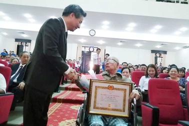 Cụ ông 81 tuổi ngồi xe lăn đến nhận Huy hiệu 55 năm tuổi Đảng