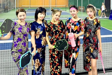 Diễn viên phim giờ vàng VTV mặc... đồ bộ chơi pickleball gây tranh cãi