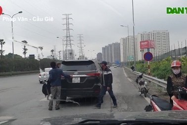 Nhộn nhịp "cò" dẫn mối người từ Hà Nội về quê giữa mùa dịch Covid-19