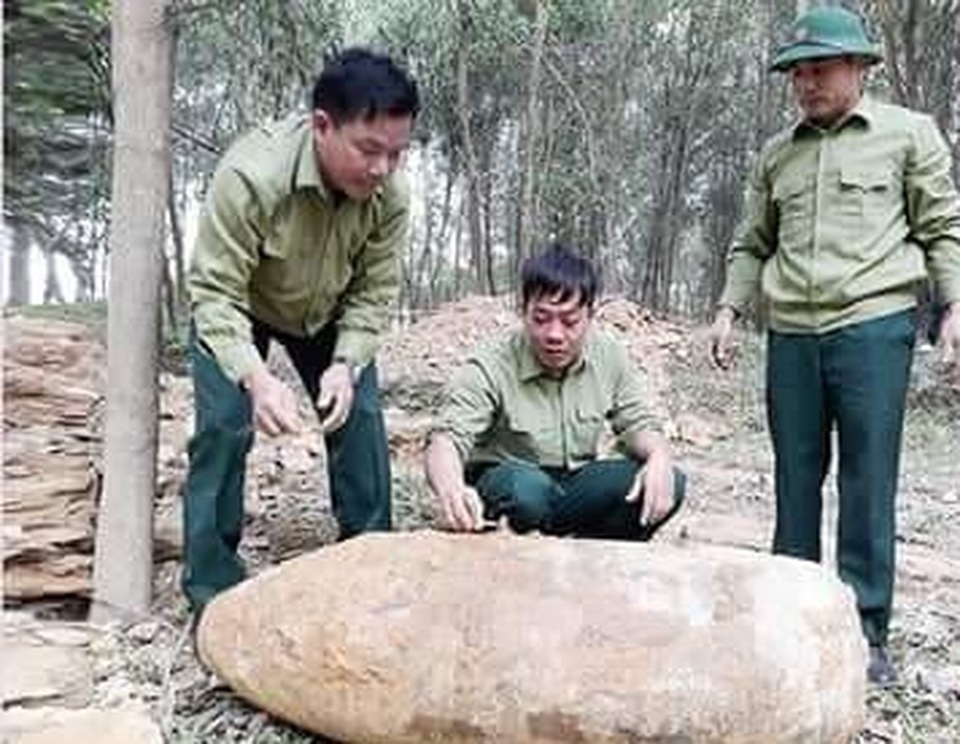Hủy nổ thành công quả bom nặng 350kg trong vườn nhà dân - 1 Hủy nổ thành công quả bom nặng 350kg trong vườn nhà dân - 1