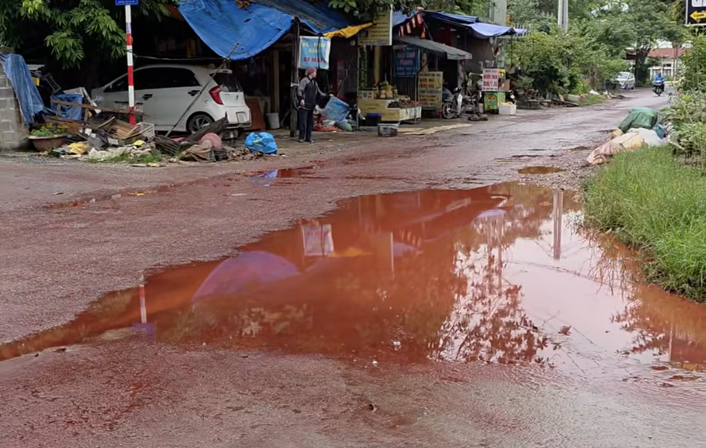 Thái Nguyên: Cả một khu vực bị phủ lớp chất lỏng đỏ như máu, bốc mùi hắc - 1