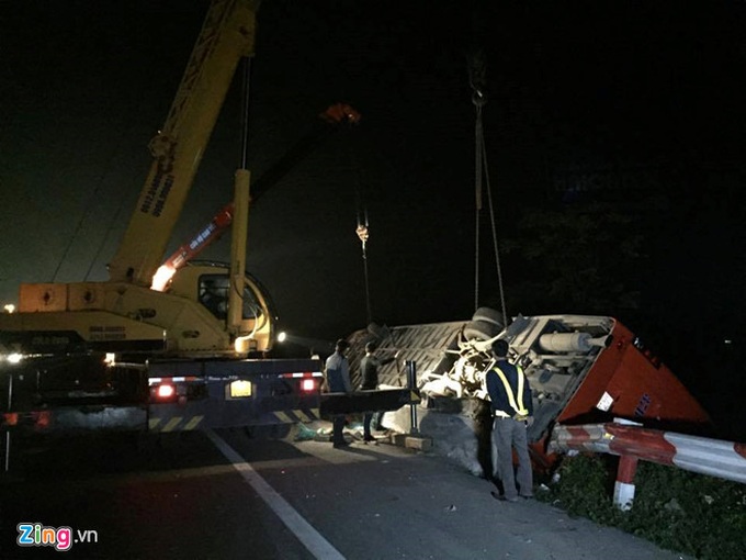 Xe khách tông xe tải, 2 người tử vong, 17 người bị thương