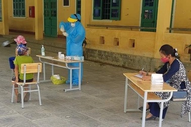 59 học sinh qua đêm ở trường: Xuất hiện trường hợp nghi mắc Covid-19