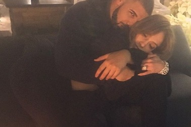 Jennifer Lopez tung ảnh tình tứ bên bạn trai kém 17 tuổi