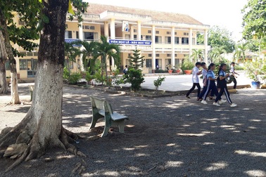 Tạm đình chỉ thầy giáo bị tố dâm ô học sinh nam