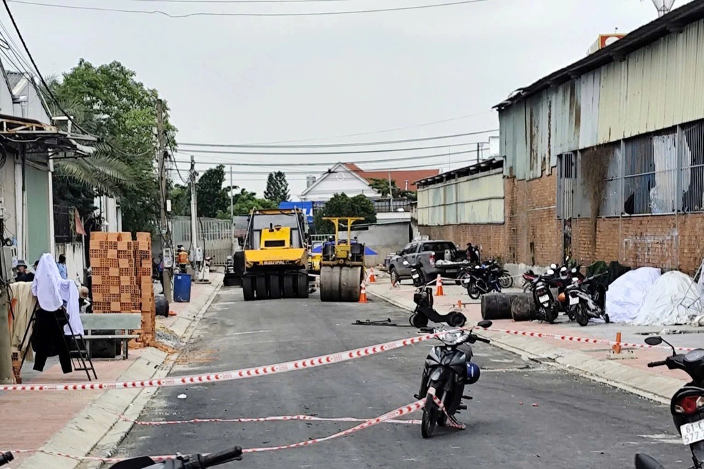 Nam công nhân bị xe lu cán tử vong trên đoạn đường đang nâng cấp ở TPHCM - 1