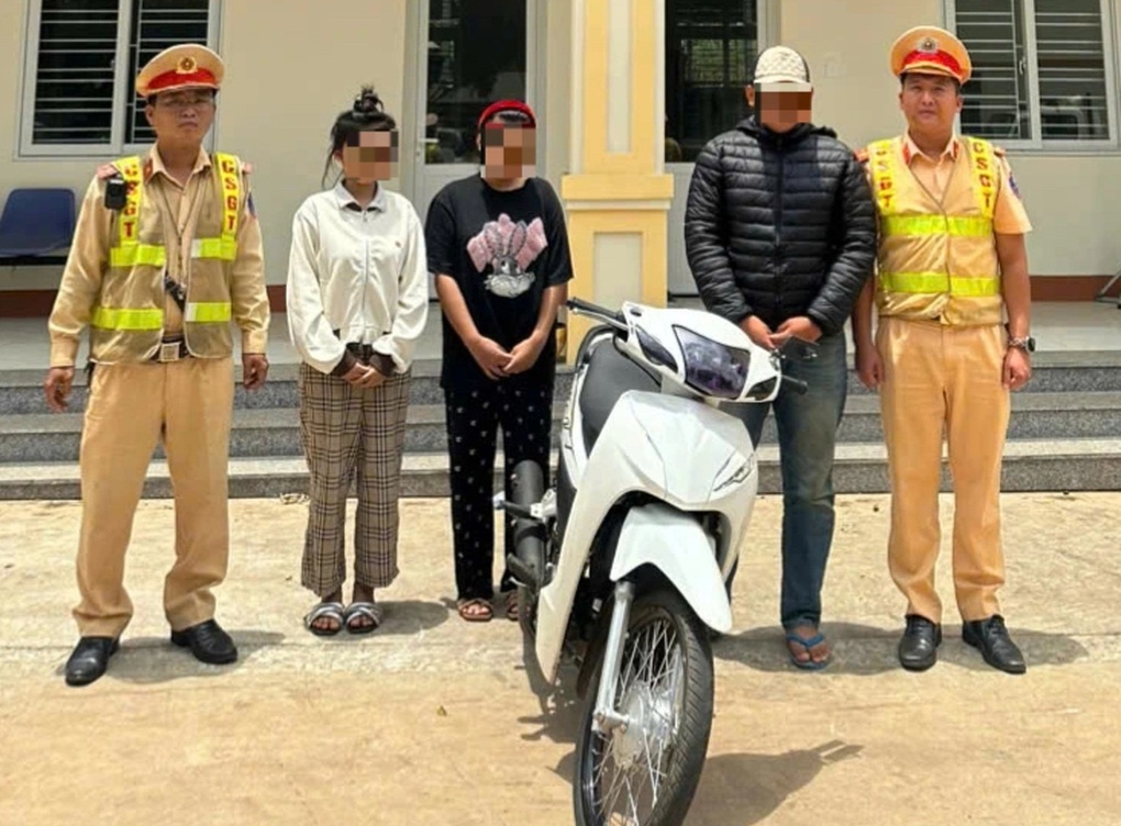 Cặp nam nữ đi xe máy một bánh, bốc đầu trên đường phố - 1 Cặp nam nữ đi xe máy một bánh, bốc đầu trên đường phố - 1