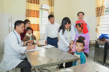 Các bác sĩ chuyên khoa hàng đầu khám bệnh miễn phí cho 1.000 người dân