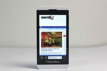 Cận cảnh BlackBerry Z10 màu trắng tại Việt Nam