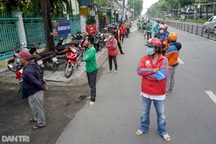 Shipper ở TPHCM chạy khắp nơi mới tìm được điểm test nhanh Covid-19