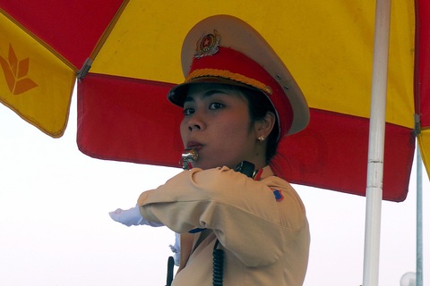 "Bóng hồng" CSGT Hà Nội căng mình dưới nắng nóng 39 độ C