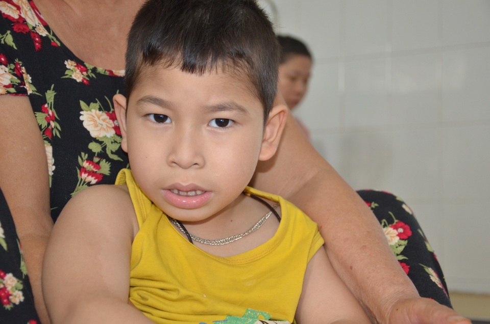 Xót thương cảnh bà ngoại ngậm ngùi xin đưa cháu rời viện vì không có tiền - 5