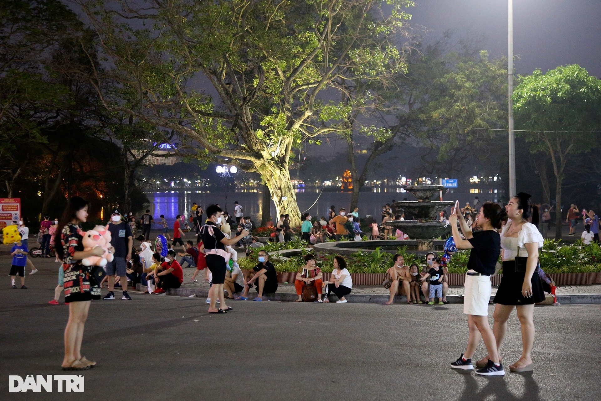 Đường phố, công viên, hàng quán ở Hà Nội đông nghịt thời hậu Covid - 7 Đường phố, công viên, hàng quán ở Hà Nội đông nghịt thời hậu Covid - 7