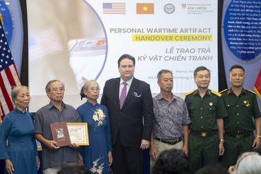 Đại sứ Mỹ chia sẻ khoảnh khắc xúc động khi trao trả kỷ vật chiến tranh