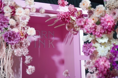 Phòng chờ sang chảnh phủ đầy hoa và sắc hồng của Blackpink tại sân Mỹ Đình