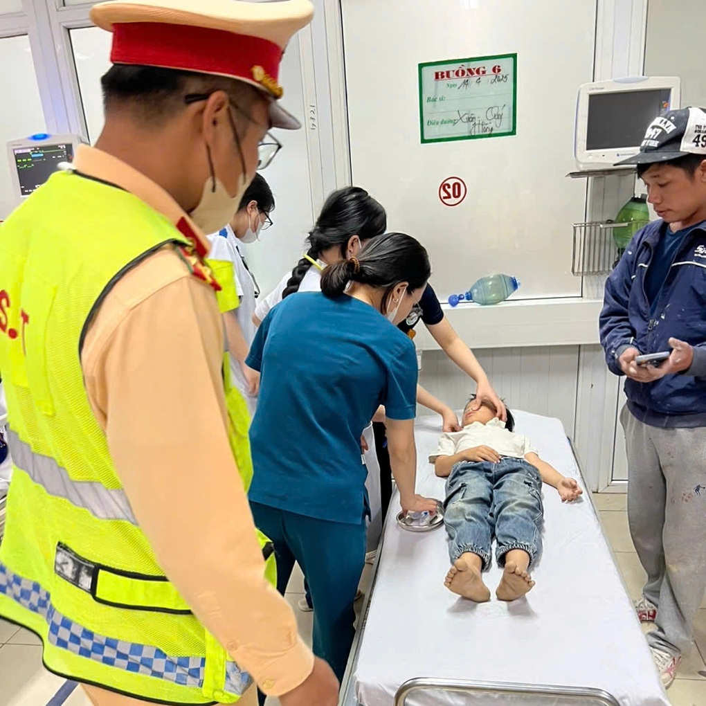CSGT mở đường đưa cháu bé có dấu hiệu ngưng thở đi cấp cứu - 2 CSGT mở đường đưa cháu bé có dấu hiệu ngưng thở đi cấp cứu - 2