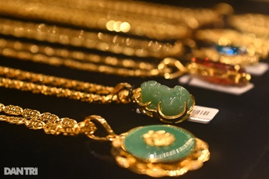 Giảm tiếp, vàng thế giới đang rẻ hơn trong nước 15,5 triệu đồng/lượng