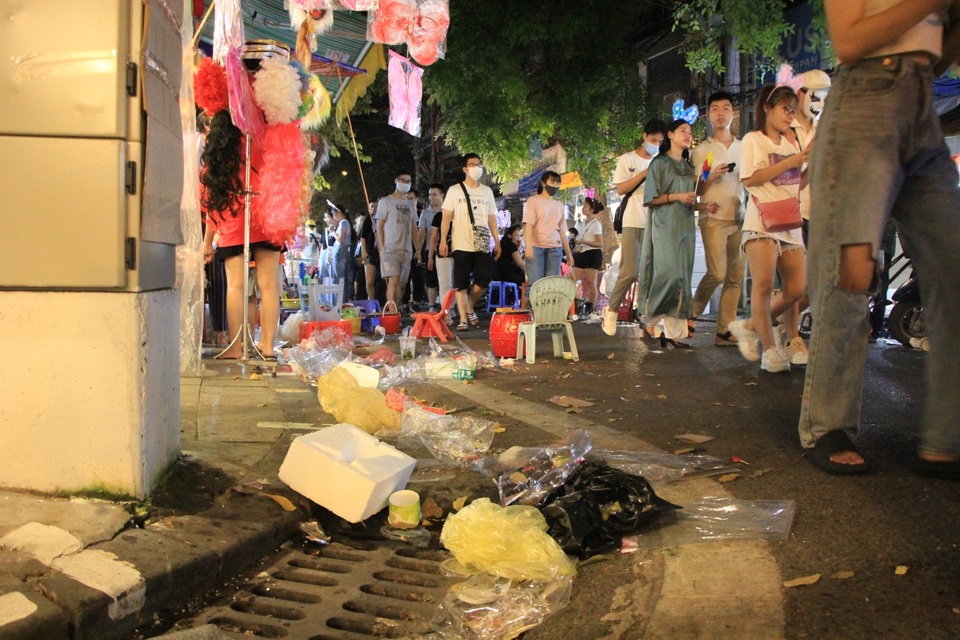 Tan hội Trung thu, khách tham quan phố Hàng Mã rủ nhau… gom rác - 2 Tan hội Trung thu, khách tham quan phố Hàng Mã rủ nhau… gom rác - 2