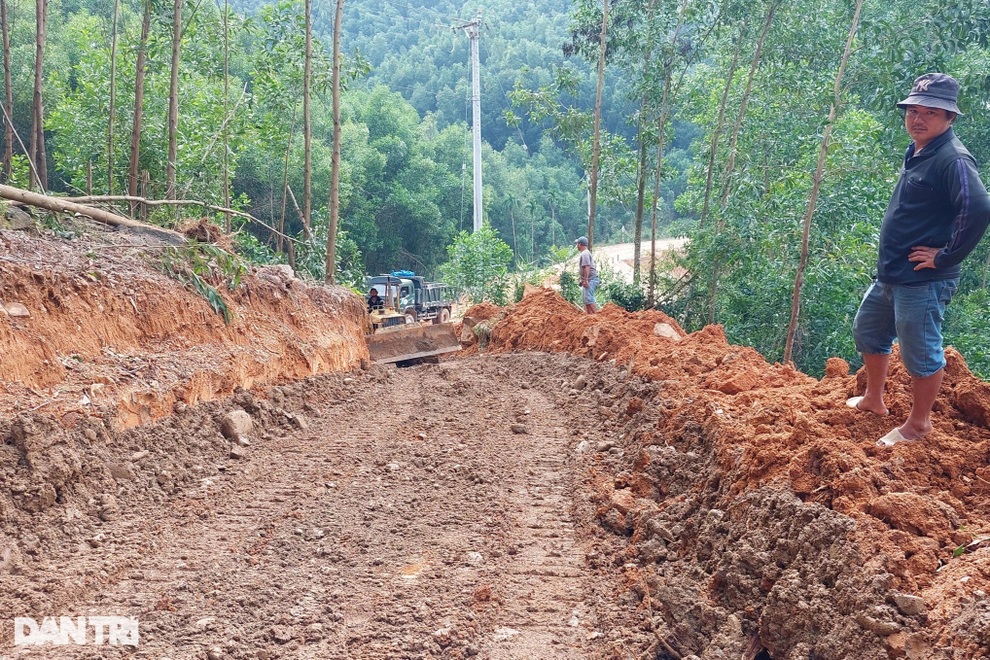 Liên tiếp hứng chịu sạt lở núi, xã vùng cao bị cô lập gần một tháng - 4 Liên tiếp hứng chịu sạt lở núi, xã vùng cao bị cô lập gần một tháng - 4