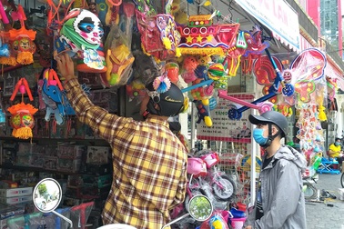 Thị trường đồ chơi Trung thu đìu hiu, tiểu thương không dám nhập nhiều hàng